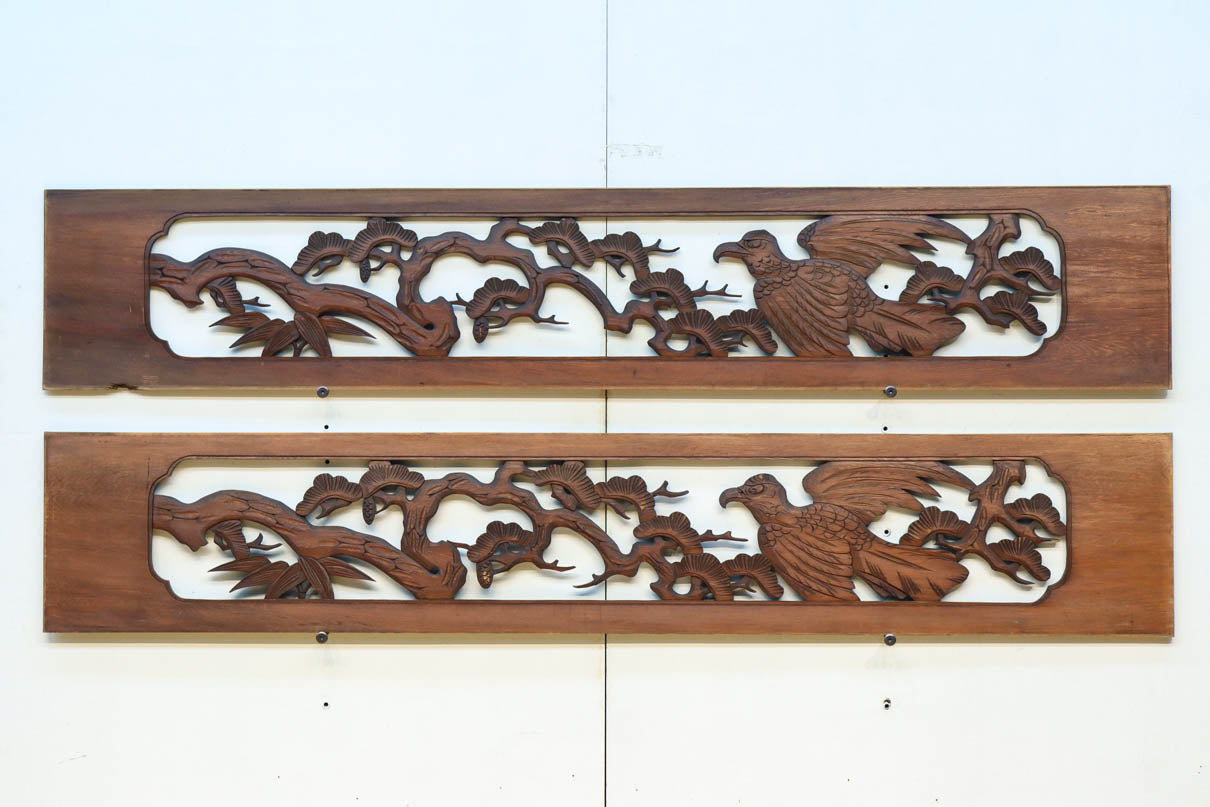 松の周りで貫録ある鷹が舞う彫刻欄間素材 EZ2592ab 在庫(a:0 b:1)枚