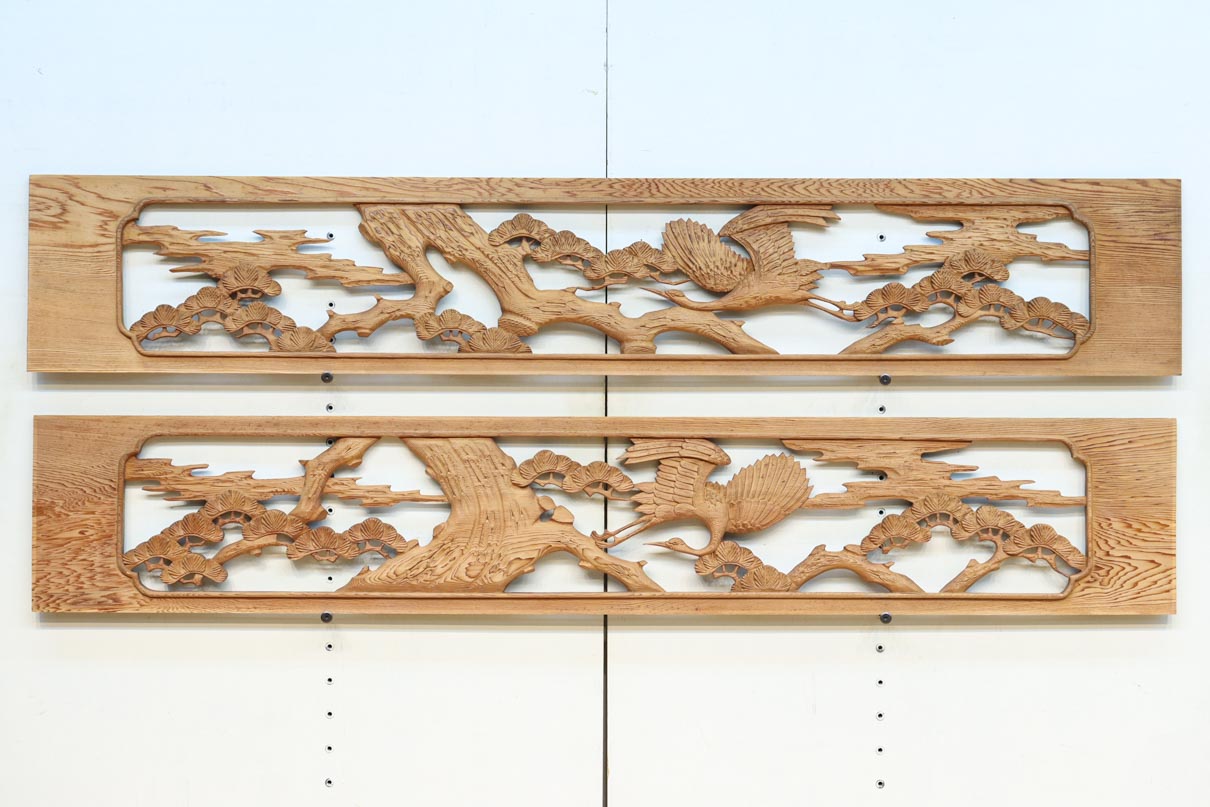 大松の周囲を優雅に飛翔する鶴を描いた彫刻欄間素材 EZ2594ab 在庫(a:1