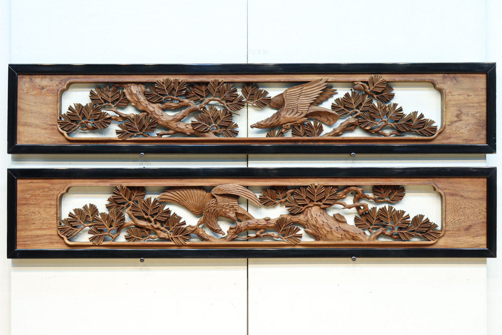 鷹と松を丁寧に描いた風格漂う深彫り彫刻欄間 EZ2701ab 在庫(a:1 b:1