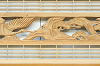 松と鶴の縁起の良い彫刻を描いた窓絵で華やいだ面持ちの彫刻欄間 EZ2868ab 在庫(a:1 b:1)枚