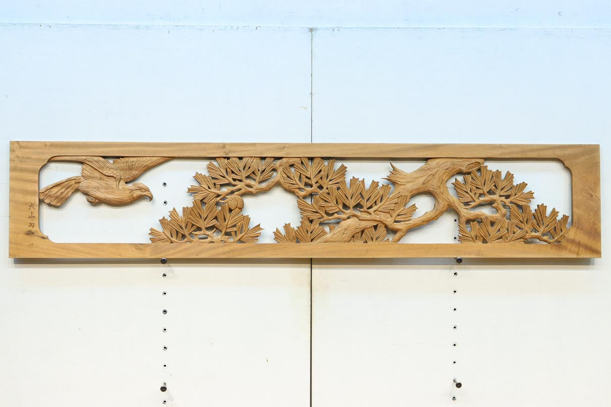 勇ましい鷹と松の縁起の良い絵柄が風格を感じさせる彫刻欄間素材