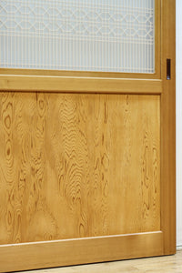 幅912ミリ 縦格子と組子が上品なガラス入り透かし板戸 F8413 在庫2枚