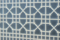 幅912ミリ 縦格子と組子が上品なガラス入り透かし板戸 F8413 在庫2枚