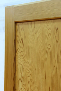 F8414 幅874ミリ 木地の色彩に杢目が映える杉一枚板の板戸 在庫1枚