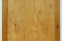 F8414 幅874ミリ 木地の色彩に杢目が映える杉一枚板の板戸 在庫1枚