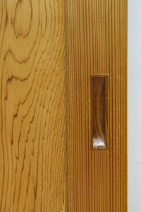 F8414 幅874ミリ 木地の色彩に杢目が映える杉一枚板の板戸 在庫1枚