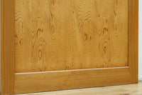 F8414 幅874ミリ 木地の色彩に杢目が映える杉一枚板の板戸 在庫1枚