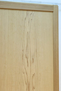 F8414 幅874ミリ 木地の色彩に杢目が映える杉一枚板の板戸 在庫1枚