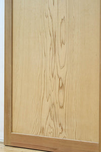 F8414 幅874ミリ 木地の色彩に杢目が映える杉一枚板の板戸 在庫1枚