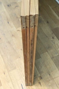 F8414 幅874ミリ 木地の色彩に杢目が映える杉一枚板の板戸 在庫1枚