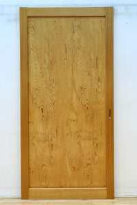 F8414 幅874ミリ 木地の色彩に杢目が映える杉一枚板の板戸 在庫1枚