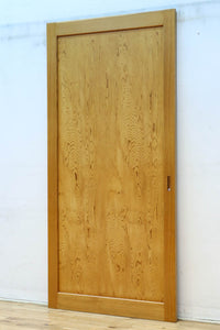 F8414 幅874ミリ 木地の色彩に杢目が映える杉一枚板の板戸 在庫1枚