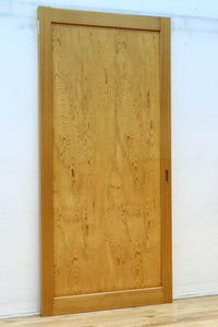 F8414 幅874ミリ 木地の色彩に杢目が映える杉一枚板の板戸 在庫1枚