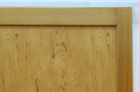 F8414 幅874ミリ 木地の色彩に杢目が映える杉一枚板の板戸 在庫1枚