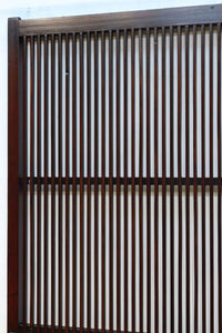 幅670ミリ スリムサイズ!!深みを増した色彩で落ち着きある全面丸格子戸 F8437 在庫1枚