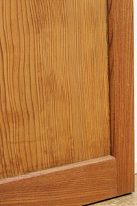 幅850ミリ 明るい木地色に華やかな杢目の杉一枚板戸 F8446 在庫1枚