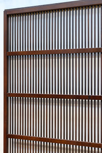 幅862ミリ 繊細な格子が引き立つ華やかな色彩の格子戸 F8464a 在庫2枚