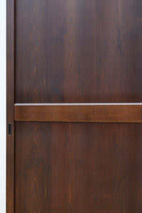 幅911ミリ ゆったりと流れる杢目で上品な眺めの板戸 F8509 在庫2枚