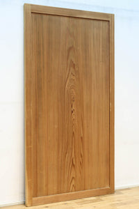 幅930ミリ 美しい杢目が貫禄を見せる稀少一枚板の杉板戸 F8530 在庫3枚