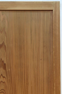 幅930ミリ 美しい杢目が貫禄を見せる稀少一枚板の杉板戸 F8530 在庫3枚