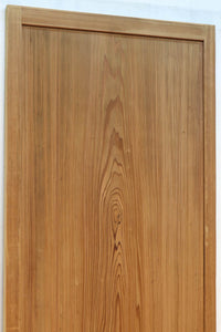 幅930ミリ 美しい杢目が貫禄を見せる稀少一枚板の杉板戸 F8530 在庫3枚