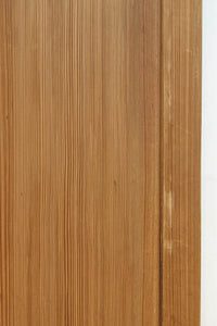 幅930ミリ 美しい杢目が貫禄を見せる稀少一枚板の杉板戸 F8530 在庫3枚