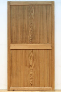 幅930ミリ 美しい杢目が貫禄を見せる稀少一枚板の杉板戸 F8530 在庫3枚