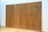 幅930ミリ 美しい杢目が貫禄を見せる稀少一枚板の杉板戸 F8530 在庫3枚