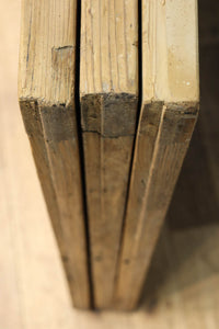 幅930ミリ 美しい杢目が貫禄を見せる稀少一枚板の杉板戸 F8530 在庫3枚