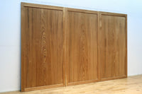 幅930ミリ 美しい杢目が貫禄を見せる稀少一枚板の杉板戸 F8530 在庫3枚