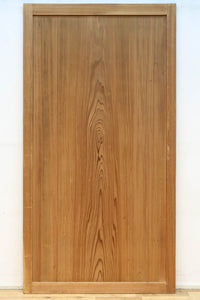 幅930ミリ 美しい杢目が貫禄を見せる稀少一枚板の杉板戸 F8530 在庫3枚