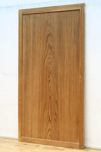 幅930ミリ 美しい杢目が貫禄を見せる稀少一枚板の杉板戸 F8530 在庫3枚