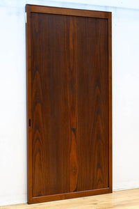 幅895ミリ 深みのある色艶の大胆な自然美を纏う板戸 F8549 在庫4枚