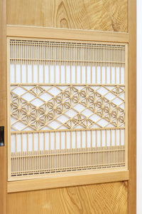 幅910ミリ 柔らかな木地色の色彩と組子が格調溢れる透かし板戸 F8550 在庫4枚一組