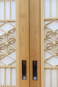 幅910ミリ 柔らかな木地色の色彩と組子が格調溢れる透かし板戸 F8550 在庫4枚一組