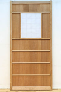 幅840ミリ 障子入りの小窓が風流な片面ワーロン入り上品な柾目板戸 F8551 在庫2枚