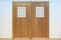 幅840ミリ 障子入りの小窓が風流な片面ワーロン入り上品な柾目板戸 F8551 在庫2枚