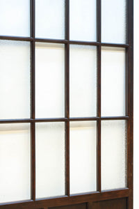 幅873ミリ 市松模様にガラスを配した和モダンなガラス戸 F8557 在庫4枚