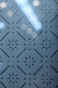 幅604ミリ 2種類の和ガラスでレトロな面持ちのスリムガラス戸 F8577 在庫1枚