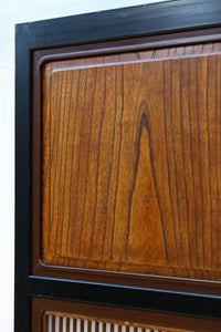 幅895ミリ 黒枠と麻の葉組子の帯装飾で格調溢れるスリガラス入り透かし板戸 F8589 在庫4枚