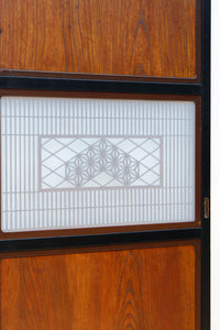 幅895ミリ 黒枠と麻の葉組子の帯装飾で格調溢れるスリガラス入り透かし板戸 F8589 在庫4枚