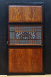 幅895ミリ 黒枠と麻の葉組子の帯装飾で格調溢れるスリガラス入り透かし板戸 F8589 在庫4枚