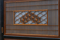 幅895ミリ 黒枠と麻の葉組子の帯装飾で格調溢れるスリガラス入り透かし板戸 F8589 在庫4枚