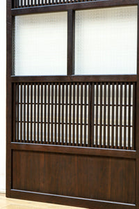 幅668ミリ スリム幅!! 繊細な格子と幾何学模様の型ガラスが華やかな大阪格子戸 F8604 在庫3枚