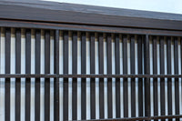 幅668ミリ スリム幅!! 繊細な格子と幾何学模様の型ガラスが華やかな大阪格子戸 F8604 在庫3枚