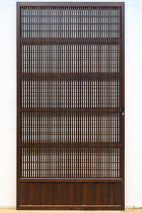 幅920ミリ 無双窓作りの腰板で和の面持ちある格子戸 F8622 在庫4枚