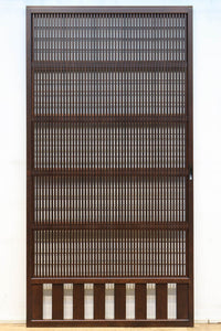 幅920ミリ 無双窓作りの腰板で和の面持ちある格子戸 F8622 在庫4枚