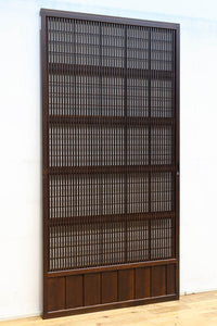 幅920ミリ 無双窓作りの腰板で和の面持ちある格子戸 F8622 在庫4枚