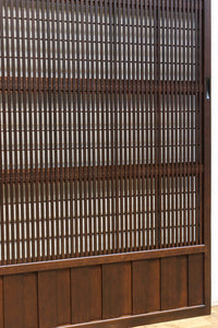 幅920ミリ 無双窓作りの腰板で和の面持ちある格子戸 F8622 在庫4枚