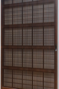 幅920ミリ 無双窓作りの腰板で和の面持ちある格子戸 F8622 在庫4枚